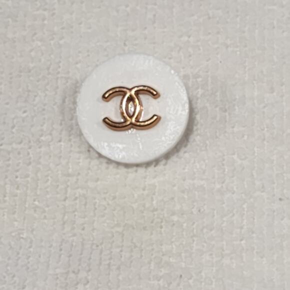 White Chanel button gold CC - Picture 12 of 12